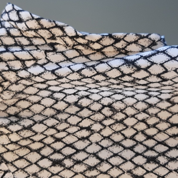 Maunce top.Sleeveless black and white.  Medium. - Picture 9 of 16